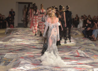 Fashion : Alexander McQueen Spring 2017 details