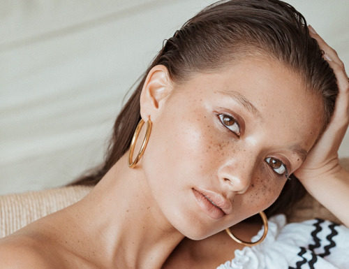 Fashion Editorial : “No Sun, Still Tan”
Yada Villaret photographed by…