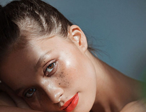 Fashion Editorial : “No Sun, Still Tan”
Yada Villaret photographed by…