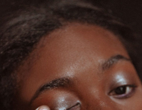 Fashion Editorial : “The Two-Step Holographic Eye”
Zuri Tibby…