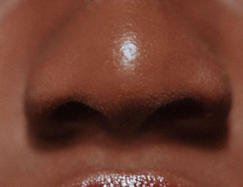 Fashion Editorial : “The Two-Step Holographic Eye”
Zuri Tibby…