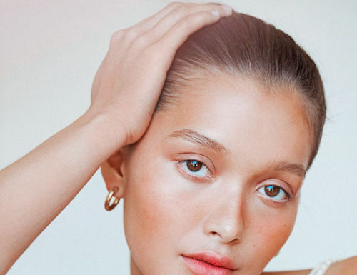 Fashion Editorial : “No Sun, Still Tan”
Yada Villaret photographed by…