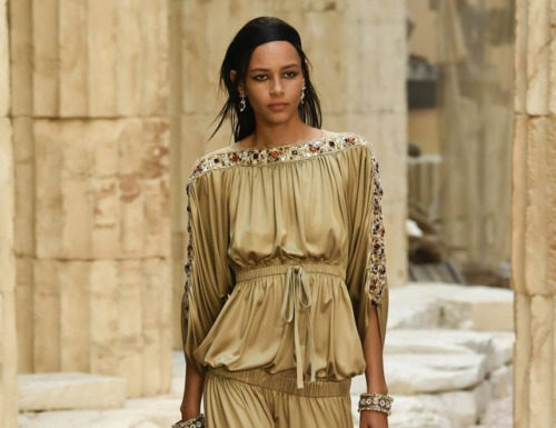 Fashion : all gold: BINX WALTON // CHANEL CRUISE 2018. (ph…