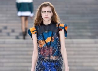 Fashion : Blues. LOUIS VUITTON CRUISE 2018.
(Ph fashionwirepress )