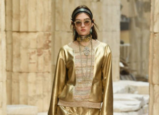 Fashion : CHANEL GOLD. cruise 2018. (ph fashionwirepress).
