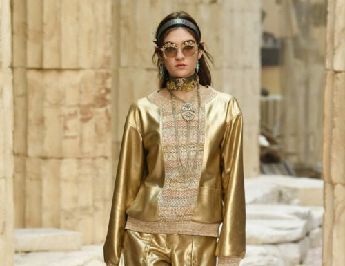 Fashion : CHANEL GOLD. cruise 2018. (ph fashionwirepress).