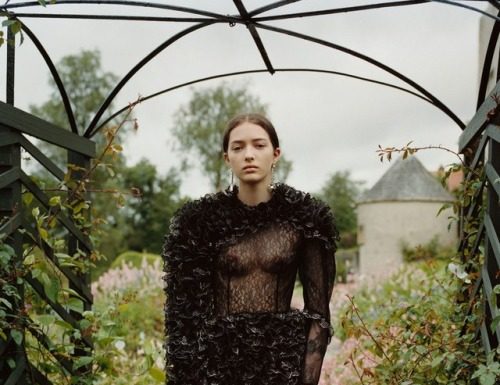 Fashion Editorial : fagunt:
Christopher Kane resort 2018