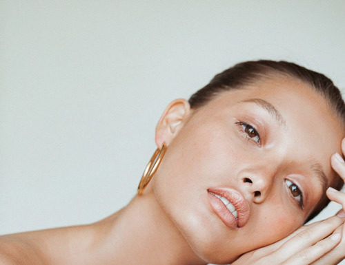 Fashion Editorial : “No Sun, Still Tan”
Yada Villaret photographed by…