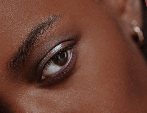 Fashion Editorial : “The Two-Step Holographic Eye”
Zuri Tibby…