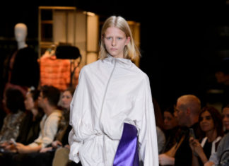 Fashion : fashiondailymag:
a puprle slash // VETEMENTS ss17 #PFW.
(ph…