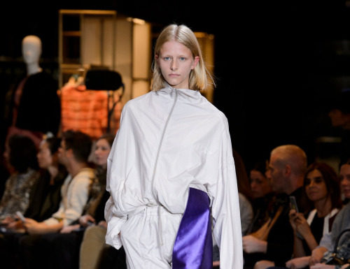 Fashion : fashiondailymag:
a puprle slash // VETEMENTS ss17 #PFW.
(ph…