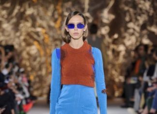 Fashion : fashiondailymag:
blue by ACNE STUDIOS.
(ph fashionwirepress).