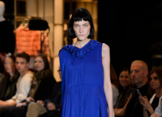 Fashion : fashiondailymag:
electric. VETEMENTS ss17 #PFW.
(ph…