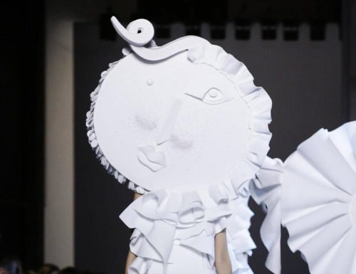 Fashion : fashiondailymag:
face. VIKTOR + ROLF ss16 couture.(via…