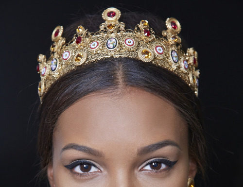 Fashion : fashiondailymag:gold. DOLCE GABBANA backstage beauty by Pat…