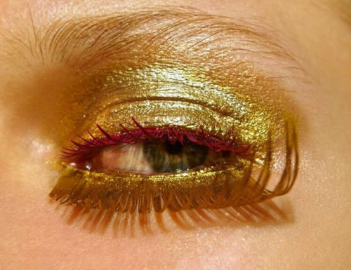 Fashion : fashiondailymag:
golden beauty.
“A Dior Beauty Story.”…