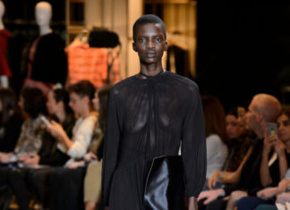 Fashion : fashiondailymag:
loving this. VETEMENTS ss17 #PFW.
(ph…