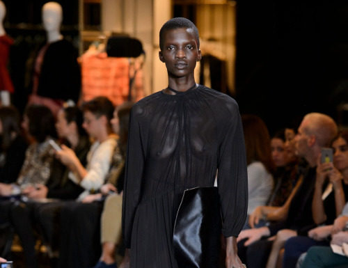 Fashion : fashiondailymag:
loving this. VETEMENTS ss17 #PFW.
(ph…