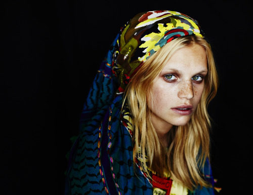 Fashion : fashiondailymag:
Nadine Leopold was shot by Billy kidd.