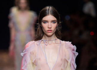 Fashion : fashiondailymag:
sheered ruffled pastels. love this at…
