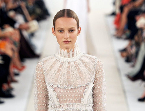 Fashion : fashiondailymag:
smitten by the sheers. VALENTINO [Sala…