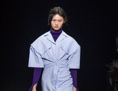 Fashion : fashiondailymag:
the shirt. JACQUEMUS.
(ph fashionwirepress).
