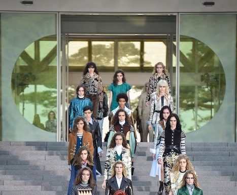 Fashion : Finale at Louis Vuitton. Cruise 18.
Via.
LOUIS VUITTON…