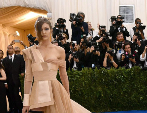 Fashion : Gigi Hadid – Attends the Costume Institute Gala at the…