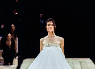 Fashion : glam-scraps:
Shalom Harlow at Alexander McQueen Spring/Summer…