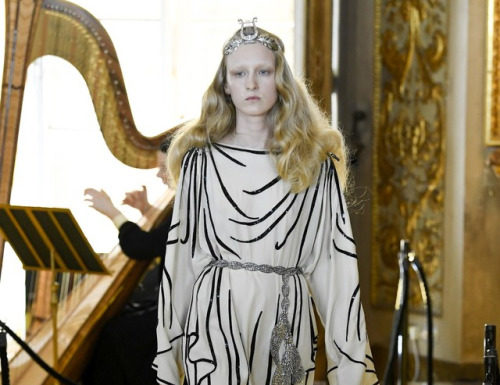 Fashion : Gucci Resort 2018
Posted by x