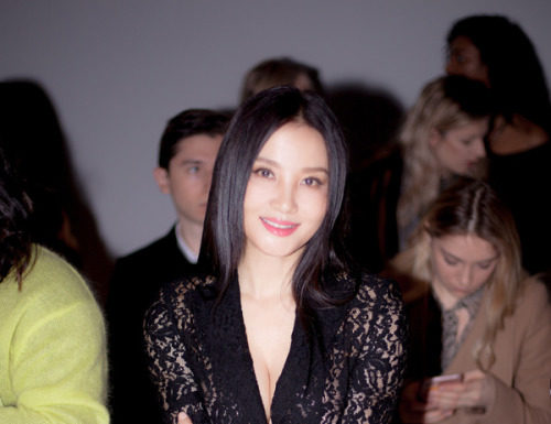 Fashion : hipster-aesthetics:
Tao Hong at the Calvin Luo FW17 fashion…