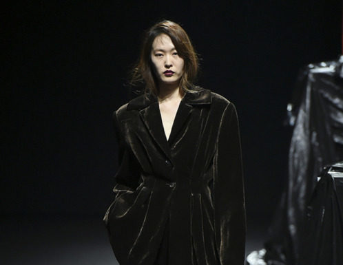 Fashion : Jinteok FW17
Posted by x