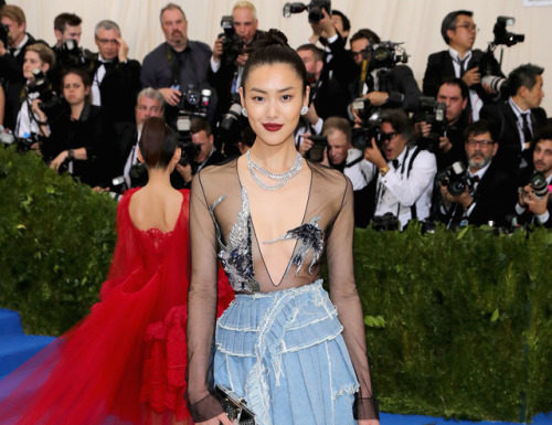 Fashion : Liu Wen – Attends the Costume Institute Gala at the Metropolitan…
