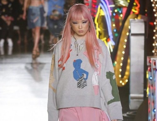 Fashion : PINK BABES: FERNANDA LY AT MOSCHINO RESORT 2018 @made.
(Ph…