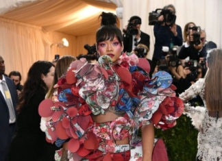 Fashion : Rihanna – Attends the Costume Institute Gala at the Metropolitan…