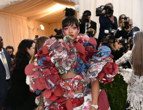 Fashion : Rihanna – Attends the Costume Institute Gala at the Metropolitan…