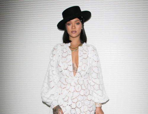 Fashion : Rihanna via @harpersbazaar