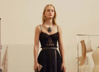 Fashion : rrrusskaya:
Alexander McQueen Pre-Fall 2017.Model: Jean…