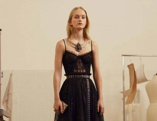 Fashion : rrrusskaya:
Alexander McQueen Pre-Fall 2017.Model: Jean…