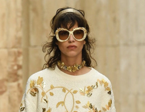 Fashion : seeing gold. MICA ARGANARAZ // CHANEL CRUISE 2018….