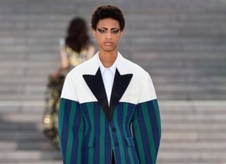 Fashion : The tuxed babes. LOUIS VUITTON cruise 2018 highlights.
Mica…