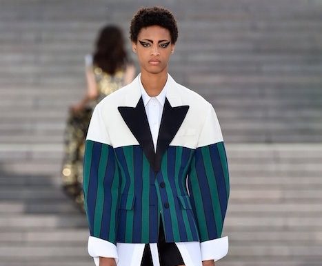 Fashion : The tuxed babes. LOUIS VUITTON cruise 2018 highlights.
Mica…