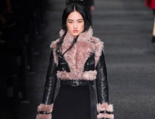 Fashion : thegirlinthemiddlerunway:
Alexander McQueen F/17