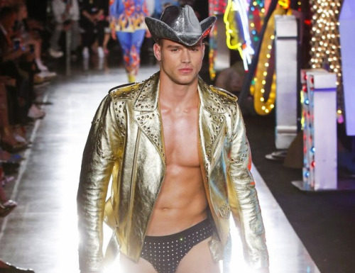 Fashion : this the gold just heat up cowboy? MOSCHINO resort 2018. gold…