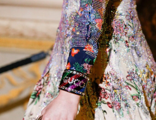 Fashion : velvetrunway:
Details at Gucci Resort 2018
posted by…