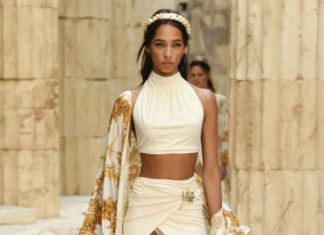 Fashion : wrapped in gold. CHANEL CRUISE 2018.(ph fashionwirepress).