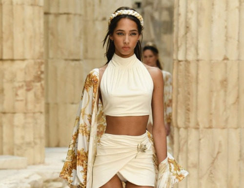 Fashion : wrapped in gold. CHANEL CRUISE 2018.(ph fashionwirepress).