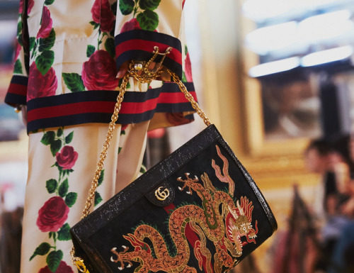 Gucci : Accessories in the Gucci Cruise 18 fashion show. A chain…