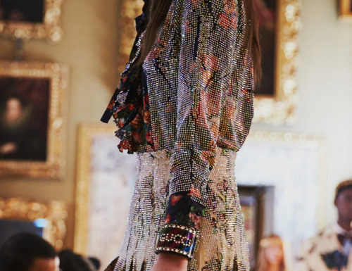 Gucci : Covered in crystal embroidery, a printed silk crêpe de chine…