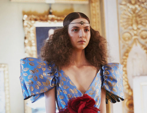 Gucci : Gucci Cruise 18 details: a lurex jacquard gown is sculpted with…